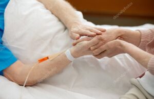 Sprijin financiar de la Guvern pentru tratamente medicale peste hotare. 43 de dosare în așteptare Wife with senior man in hospital